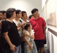 在清华大学美术学院余润德教授带领下参观798艺术区